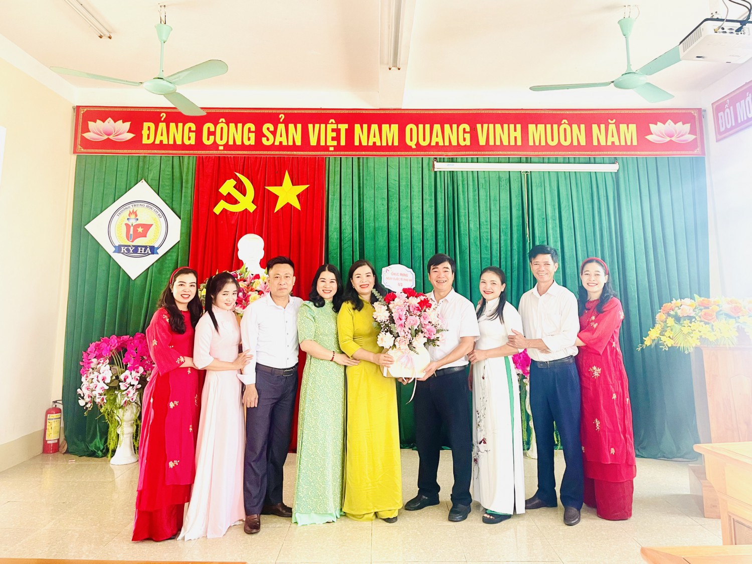 Thầy hiệu trưởng đại diện nam công nhà trường tặng hoa chúc mừng nhân dịp kỷ niệm ngày 8/3/2024
