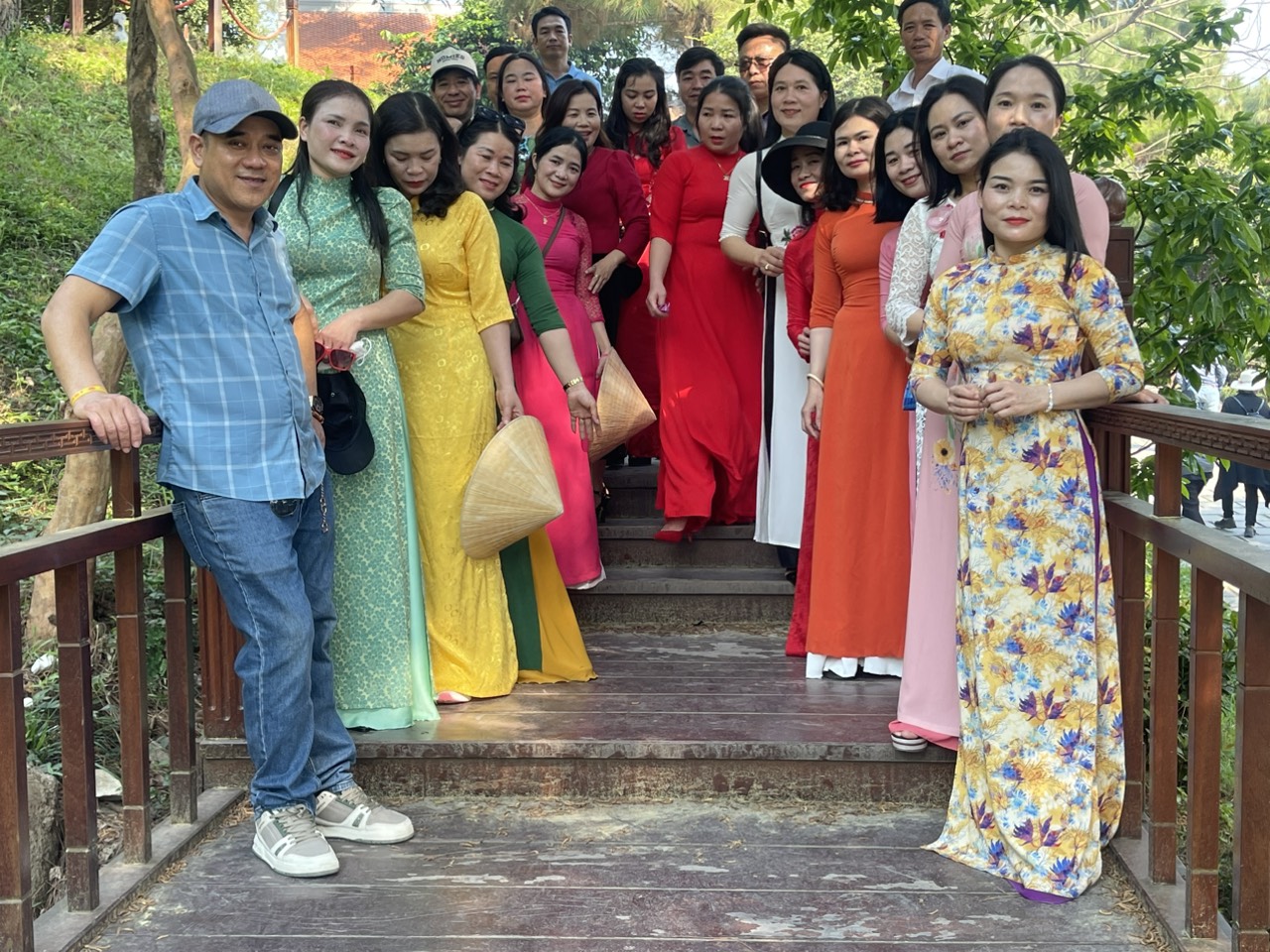 ảnh lưu niệm tại mộ Đại tướng Võ Nguyên Giáp