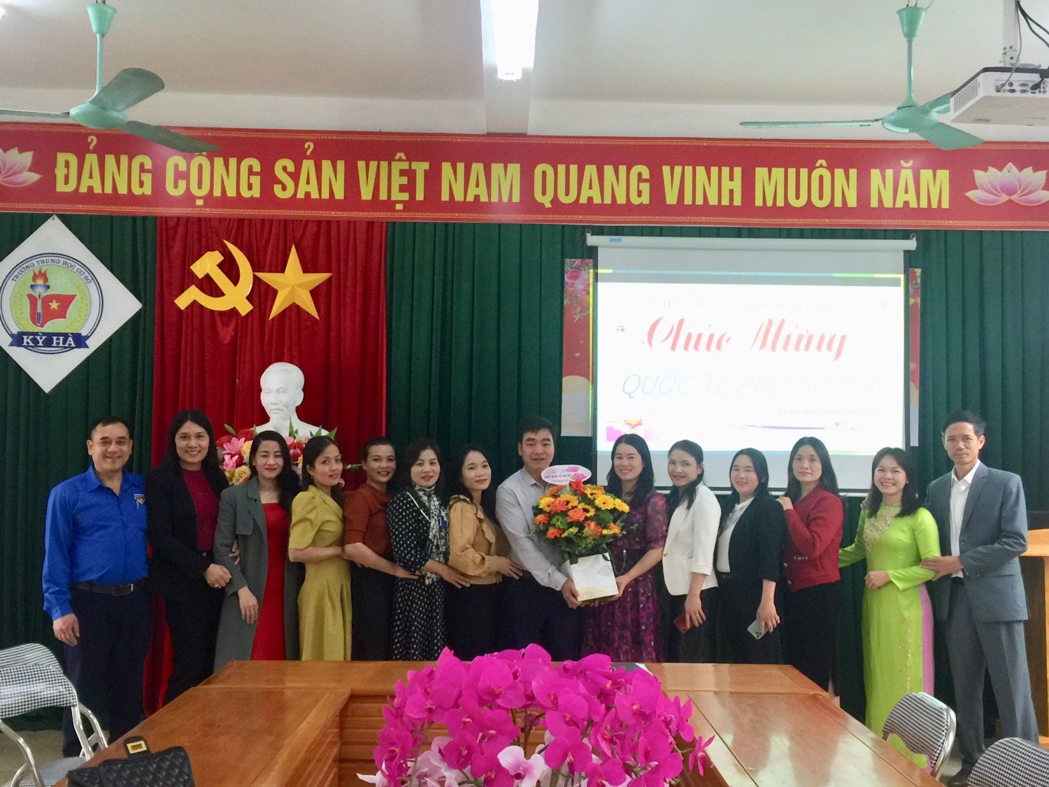 Hình ảnh mít tin kỷ niệm ngày 8-3