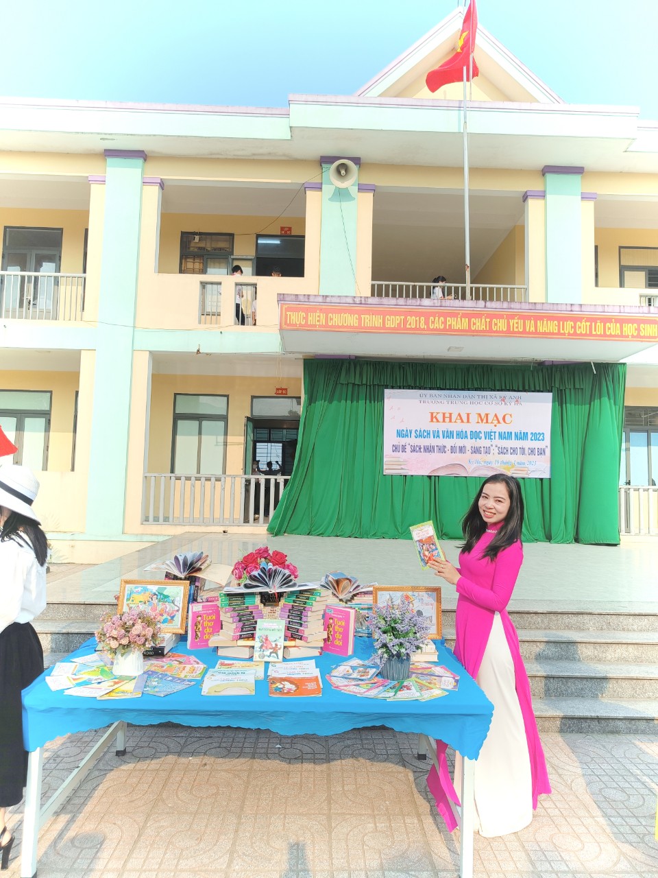 CÔ THỦ THƯ GIỚI THIỆU SÁCH