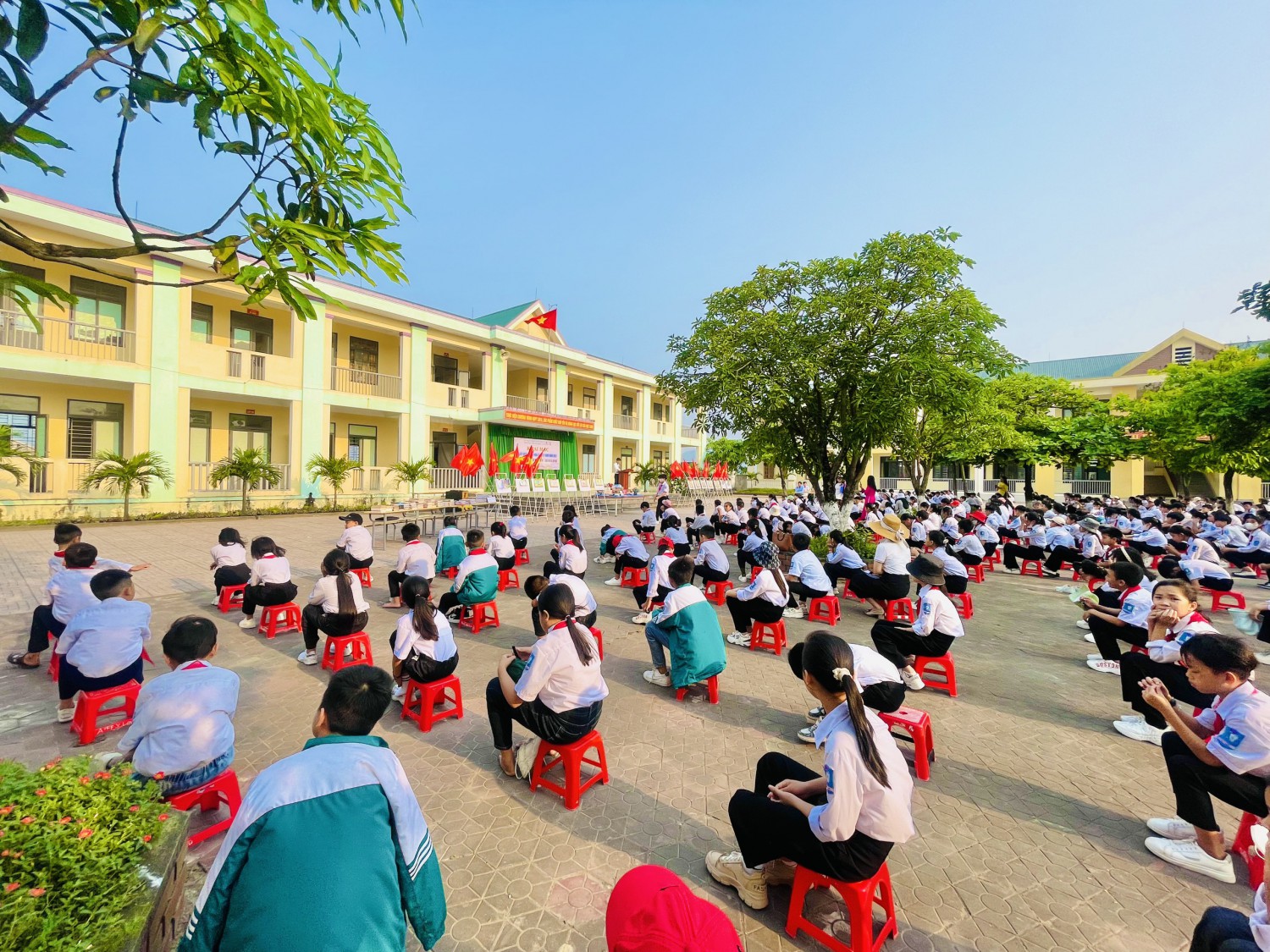 HỌC SINH THAM GIA KHAI MẠC GIỚI THIẸU SÁCH