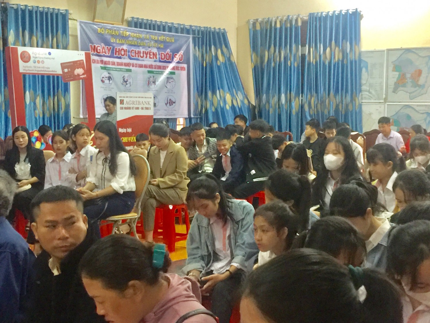 Giáo viên và học sinh tham gia ngày hội chuyển đổi số năm 2023