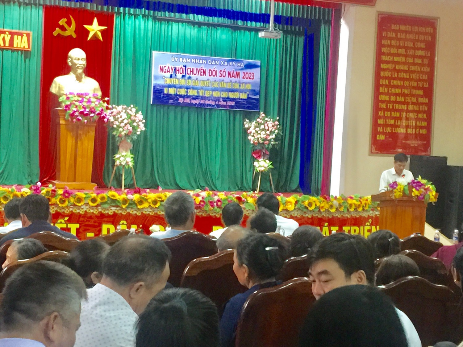 MỘT SỐ HÌNH ẢNH GIÁO VIÊN VÀ HỌC SINH THAM GIA NGÀY HỘI CHUYỂN ĐỔI SỐ NĂM 2023