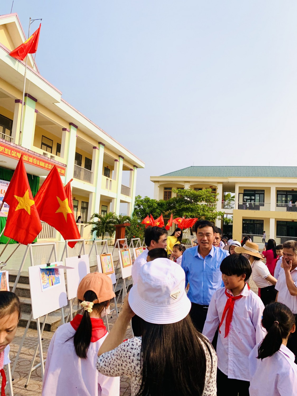 ĐẠI BIỂU, GIÁO VIÊN VÀ HỌC SINH THAM KHẢO SÁCH