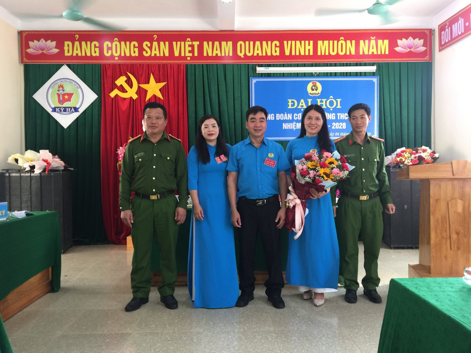 Đại diện Công An xã kỳ Hà tặng hoa chúc mừng Đại Hội