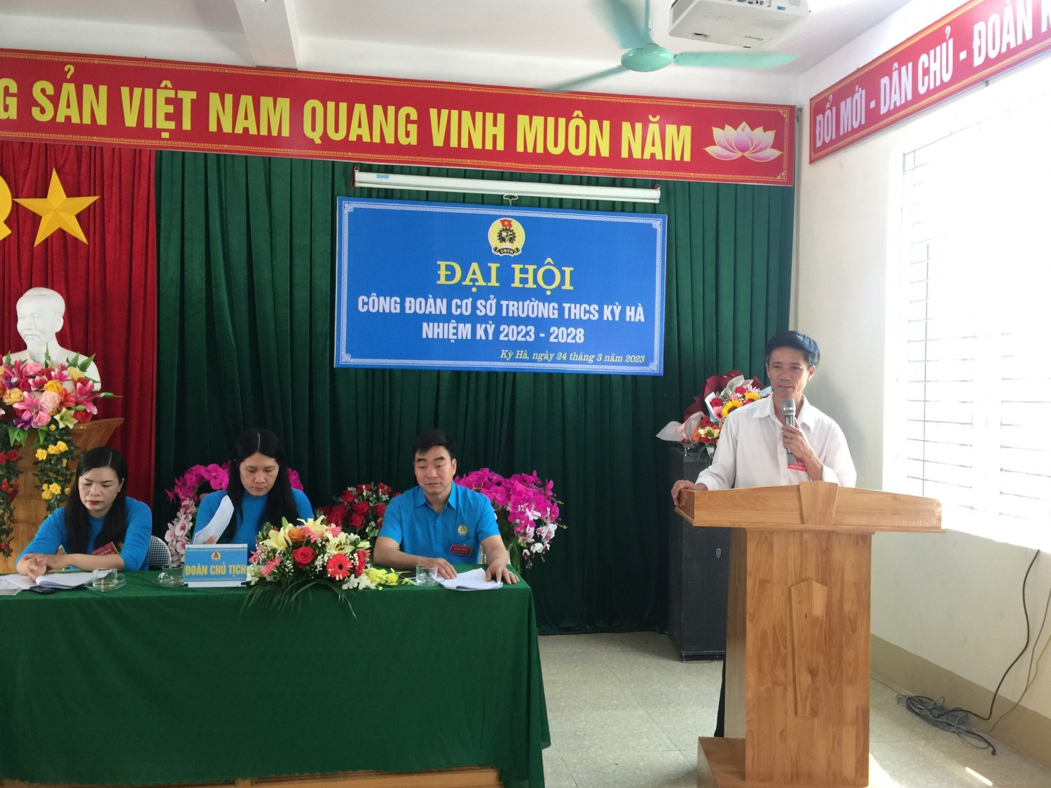 Thầy giáo nguyễn Đình Tứ