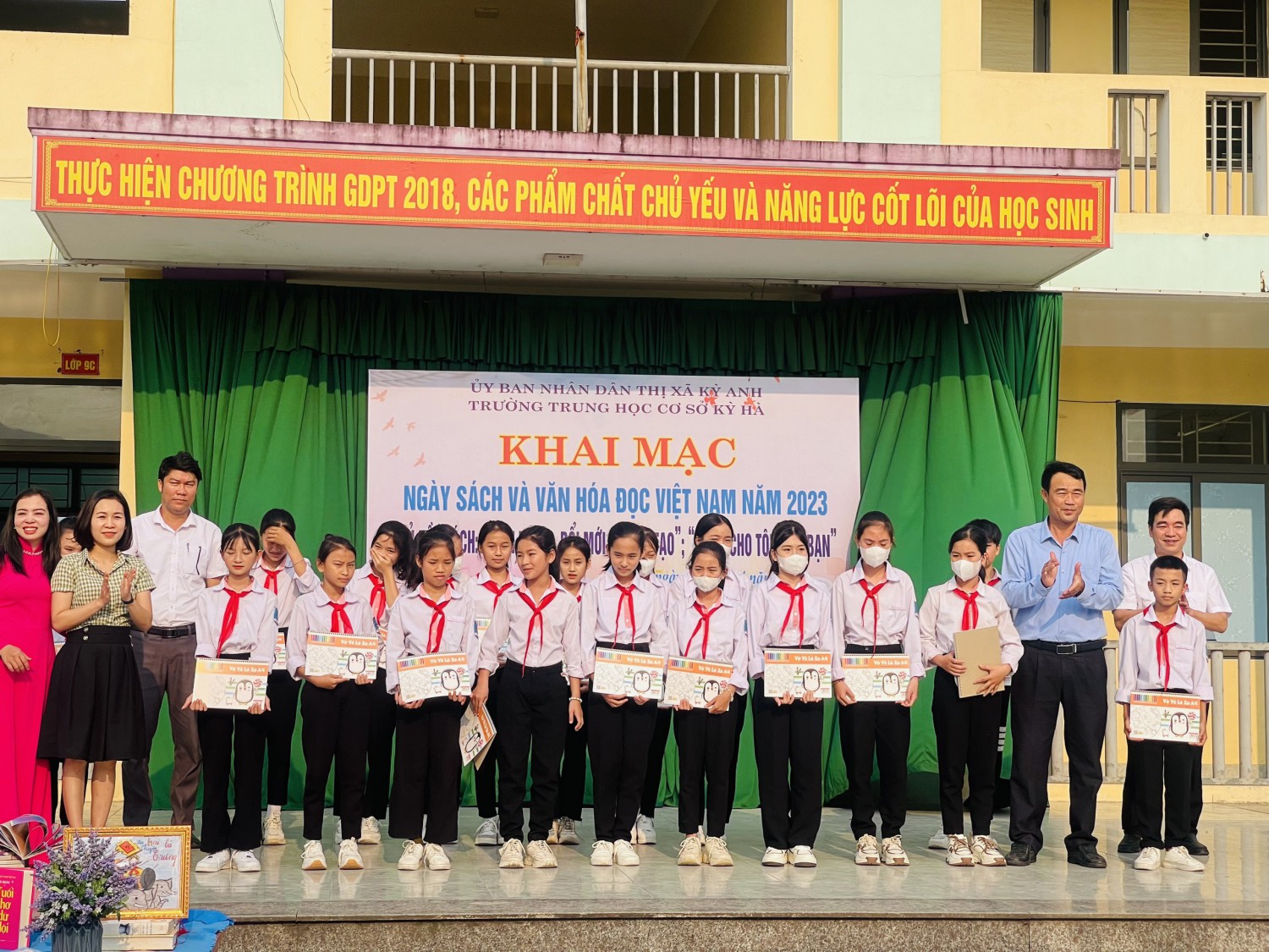 TRAO QUÀ CHO HỌC SINH