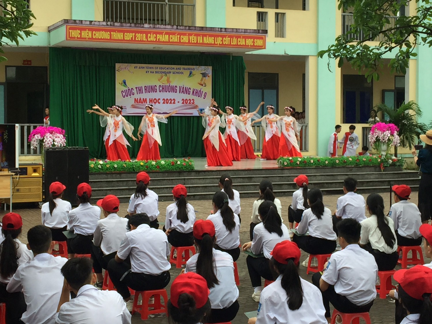 Văn nghệ chào mừng