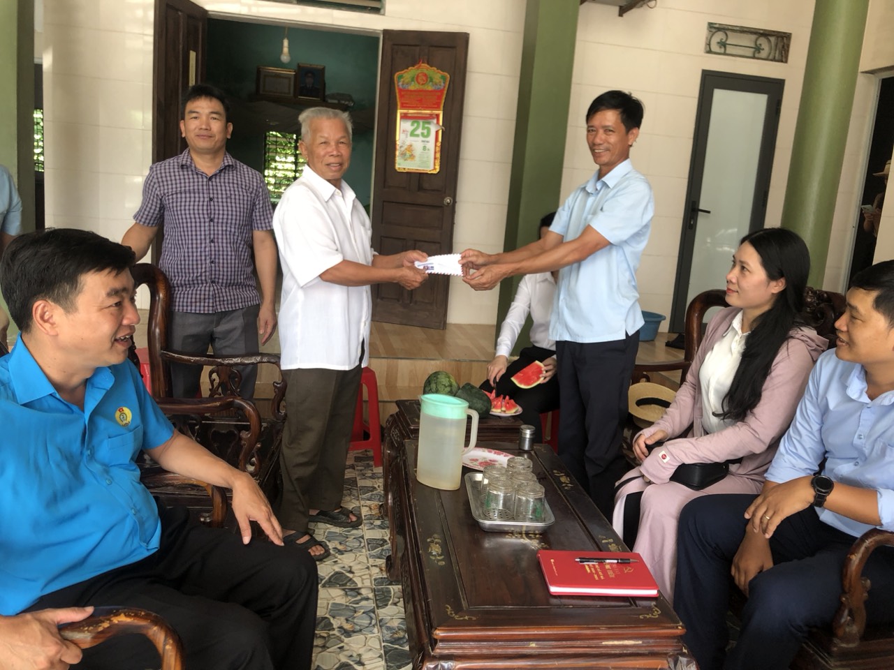 nhà trường và công đoàn đến nhà trao quà và thăm hỏi động viên