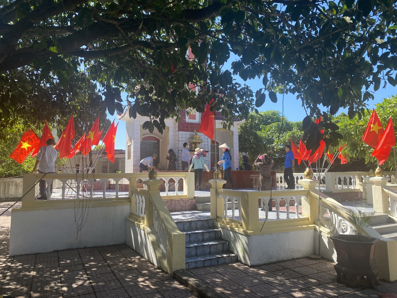 Hình ảnh vệ sinh đài tưởng niệm