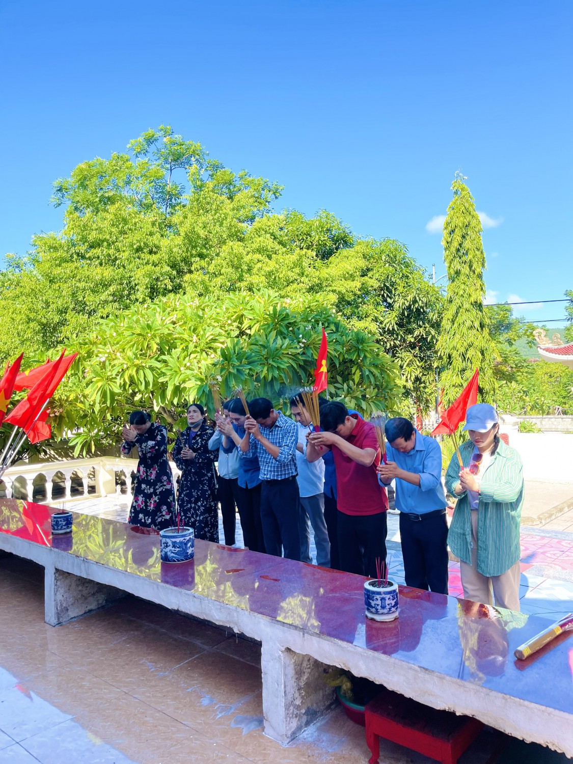 THẮP HƯƠNG ĐÀI TƯỞNG nIỆM