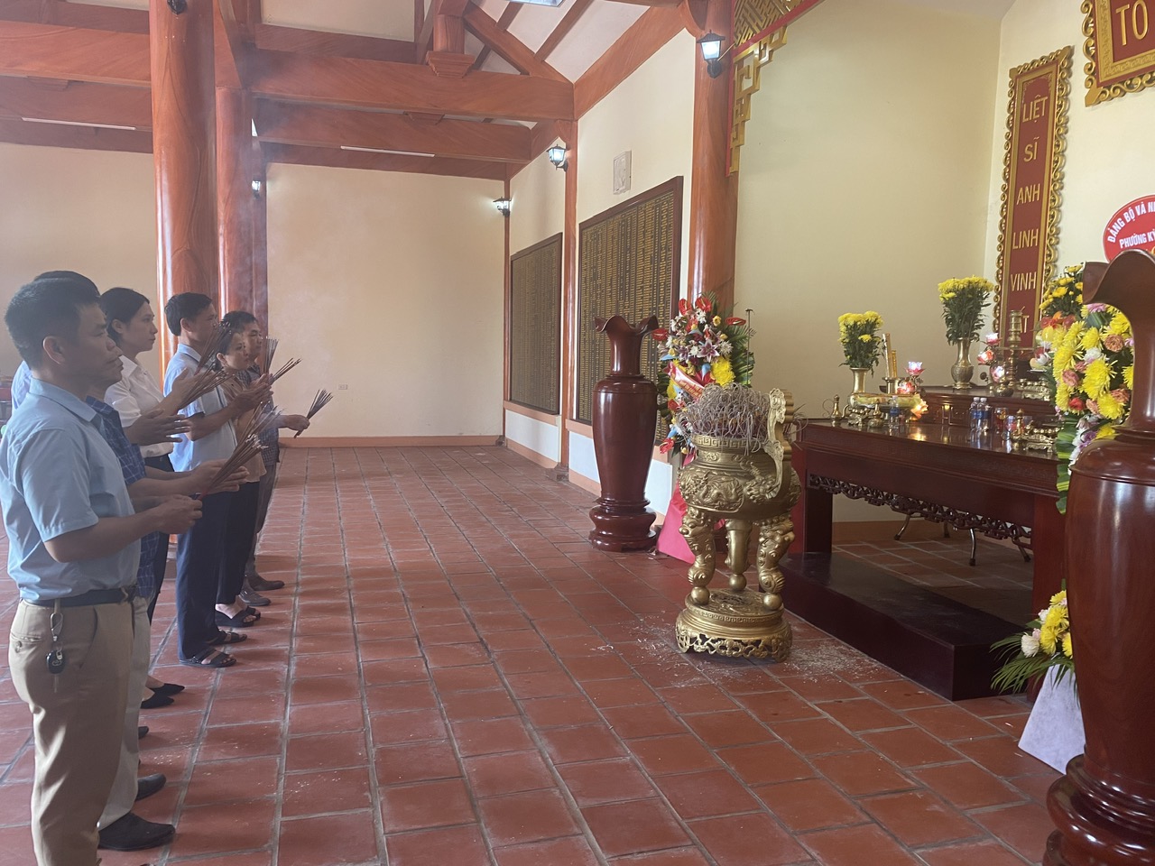 THẮP HƯƠNG TẠI ĐÀI TƯƠNGT NIỆM 