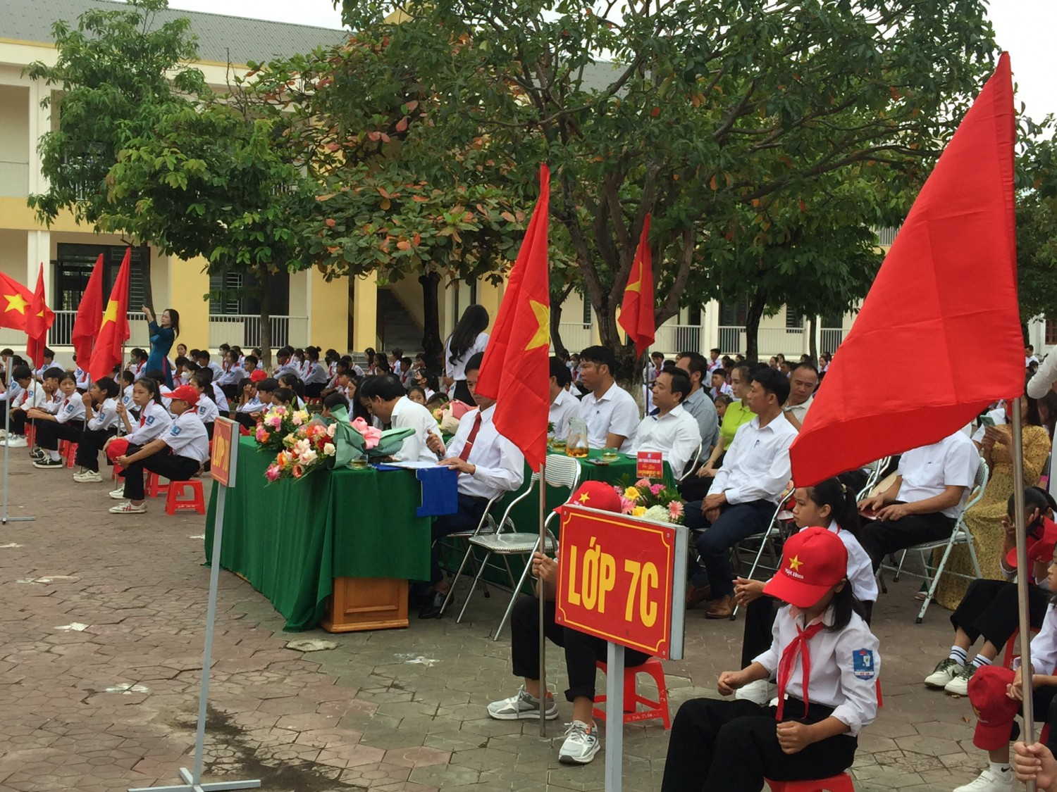 đại biểu và học sinh tham gia buổi lễ khai giảng