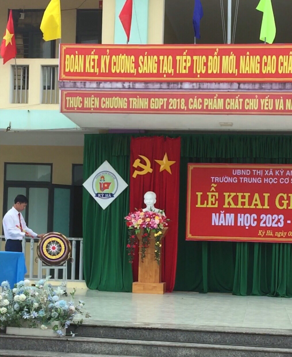 Thầy Hiệu trưởng đánh trống khai trường