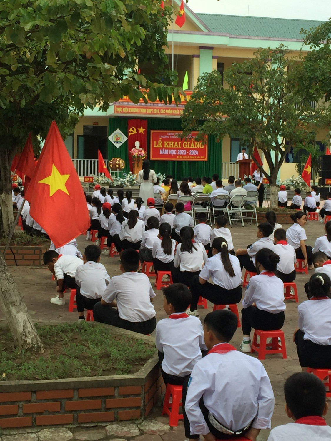 học sinh tham gia buổi lễ 