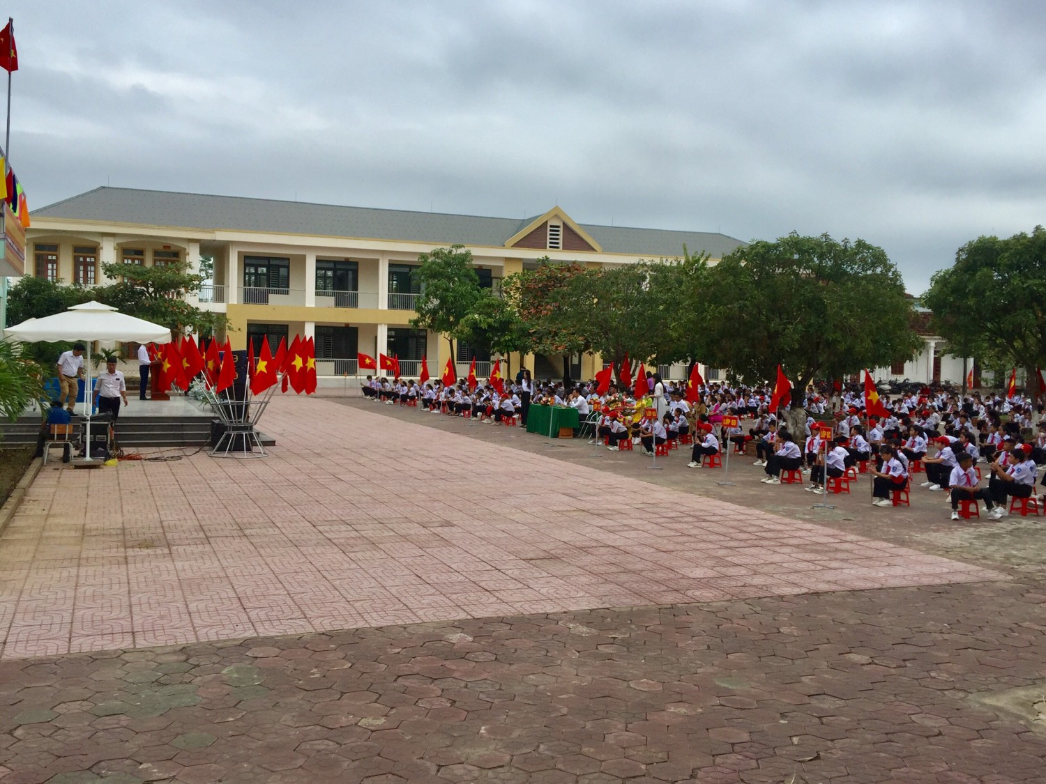 học sinh tham gia buổi lễ khai giảng