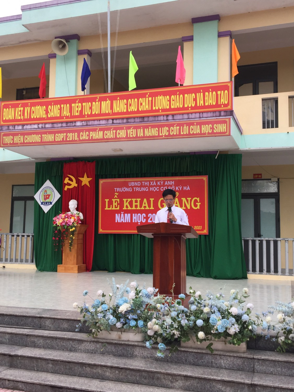 Thầy giáo: Nguyễn Đình Tứ- đánh trống tịu trường