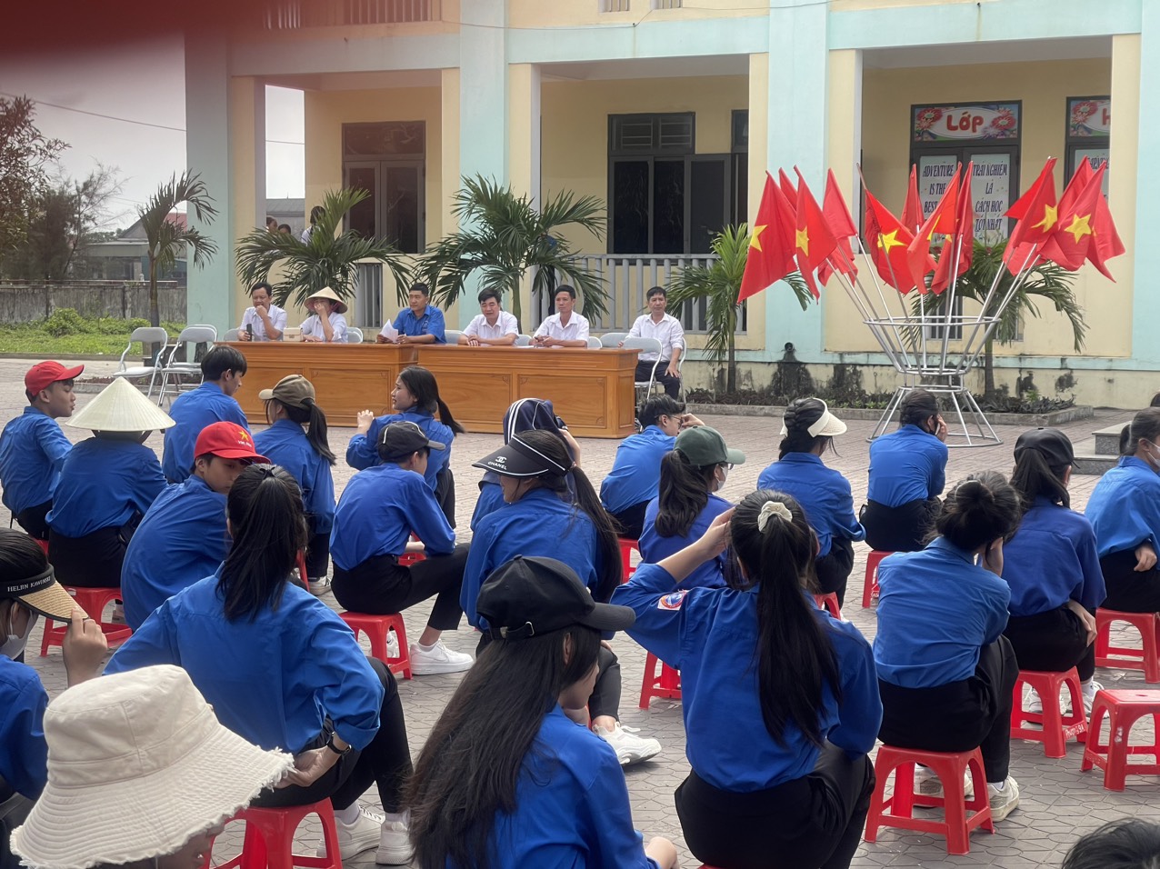 đại biểu và giáo viên tham dự buổi lẽ