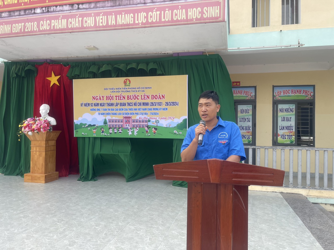 Thầy giáo: Trần trung Tuấn Dũng- Bí thư chi đoàn trường đọc khai mạc buổi lễ kết nạp đoàn viên mới