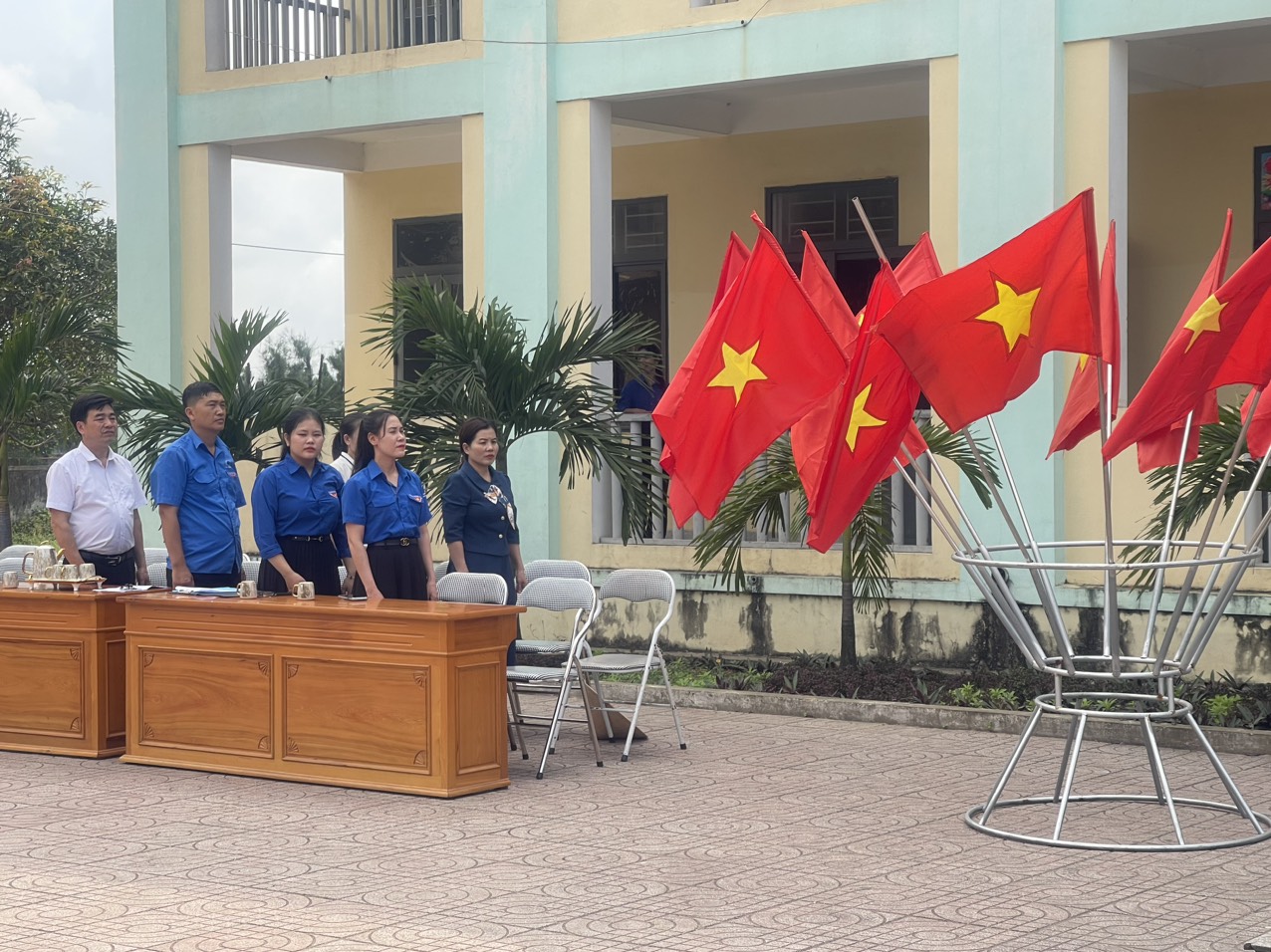 Thực hiẹn nghi lễ chào cờ