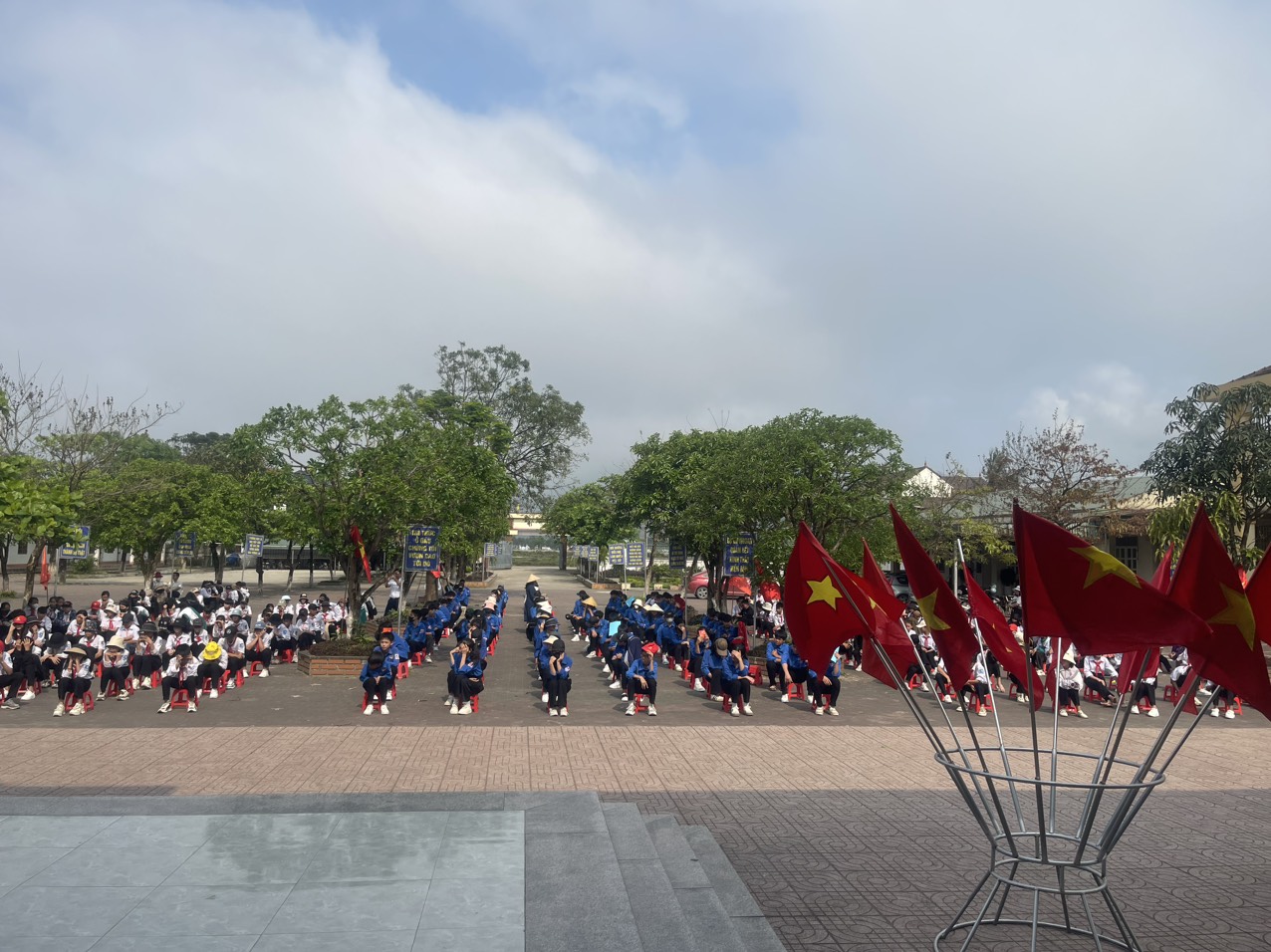 học sinh tham dự buổi lễ