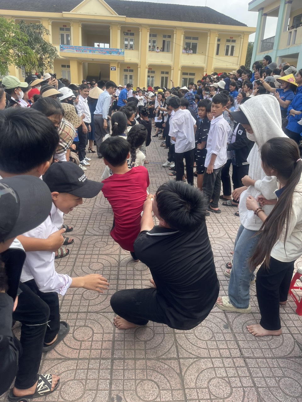 hình ảnh thi kéo co giữa các lớp