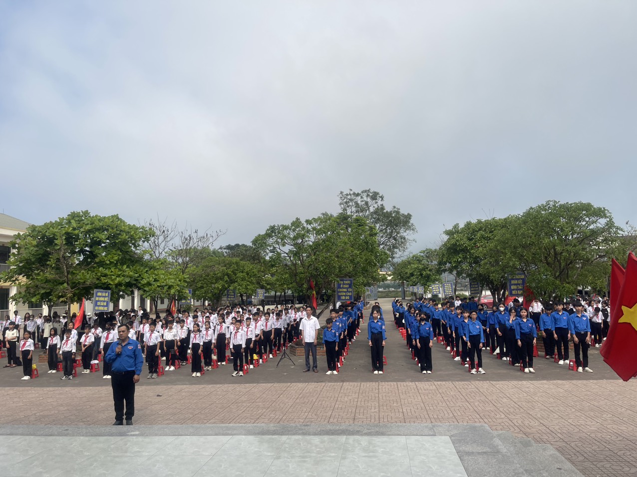 Thầy giáo Trần Trường Thọ- điều hành nghi lễ chào cờ