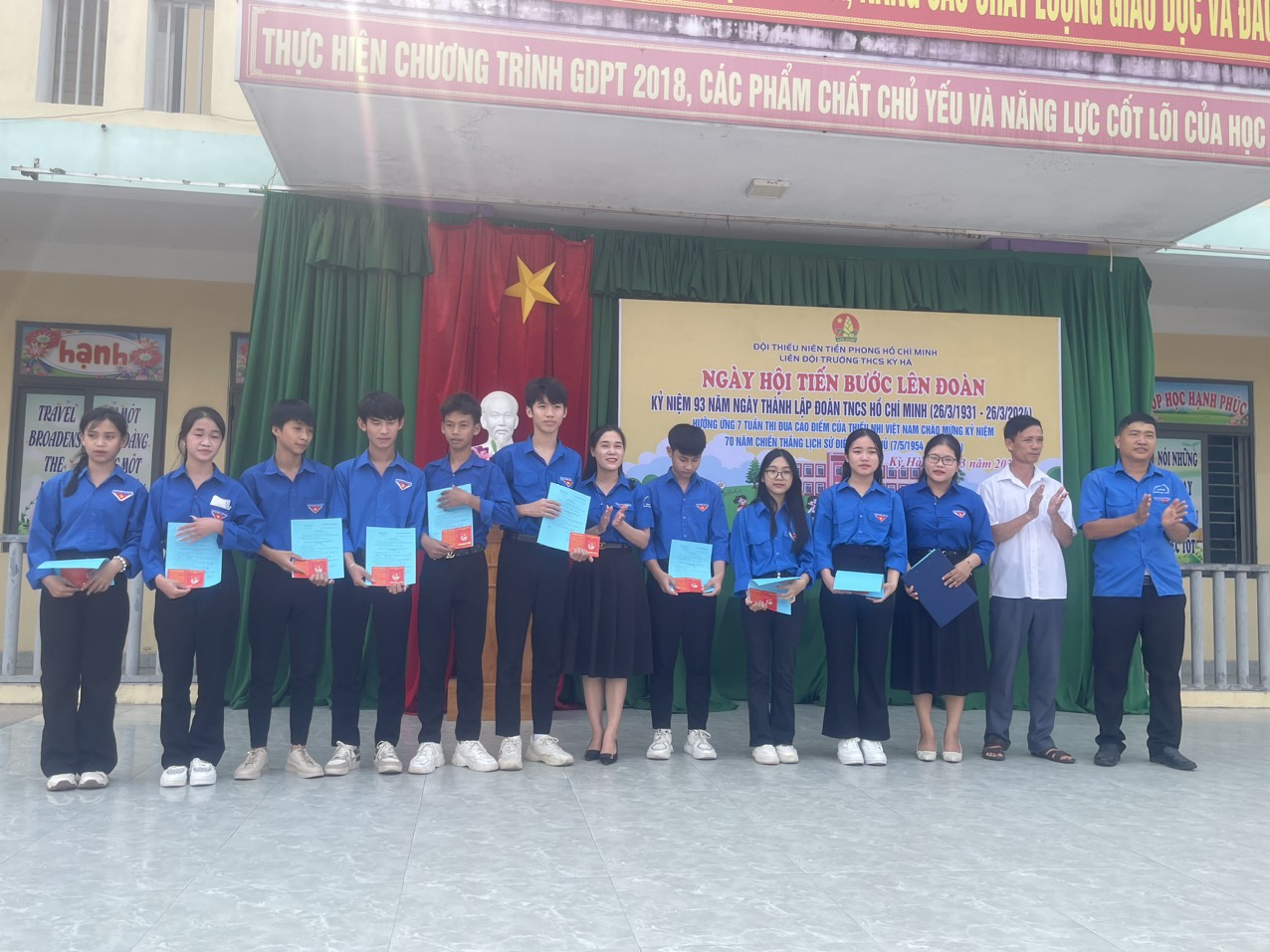 học sinh nhận thẻ đoàn và giấy chứng nhận