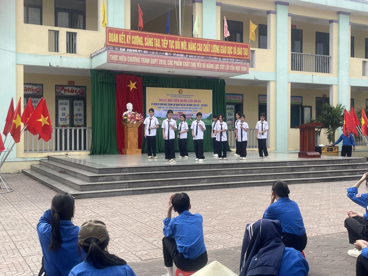 văn nghệ chào mừng