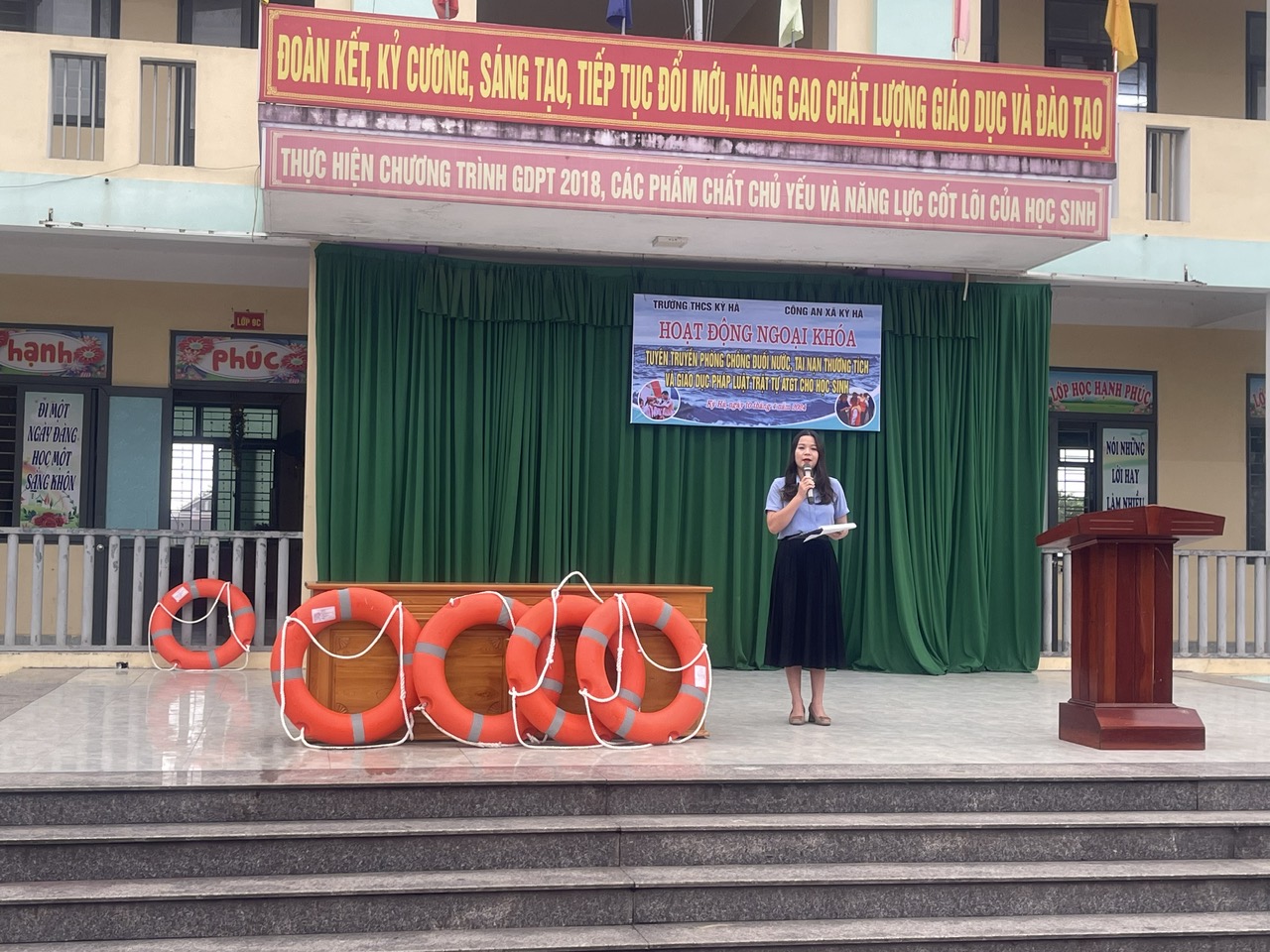 HOẠT ĐỘNG NGOẠI KHÓA TUYÊN TRUYỀN PHÒNG CHỐNG ĐUỐI NƯỚC TAI NẠN THƯƠNG TÍCH VÀ GIÁO DỤC PHÁP LUẬT TRẬT TỰ ATGT CHO HỌC SINH.