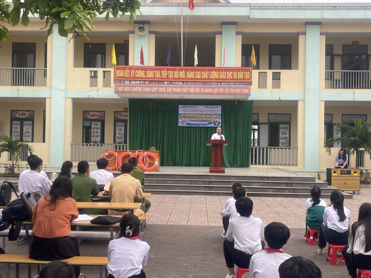 thọc sinh tham giá học tập