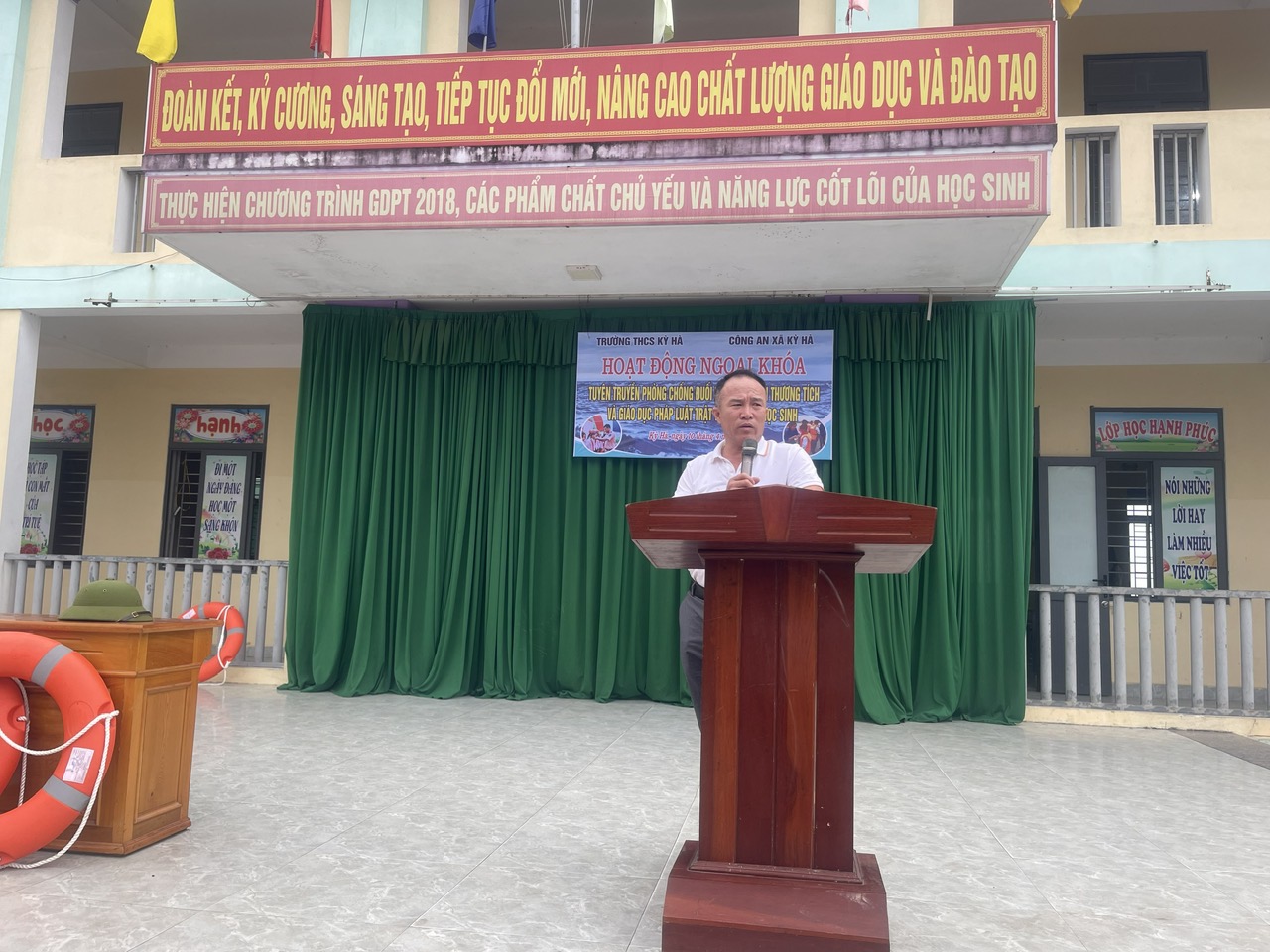 Thầy giáo Lê Xuâ trường