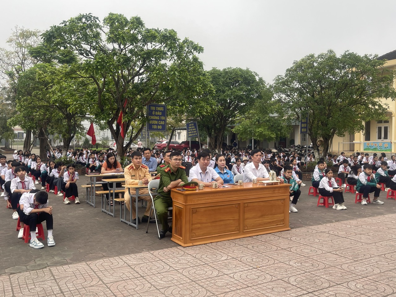 đại biểu và học sinh tham dự buổi tuyên truyền