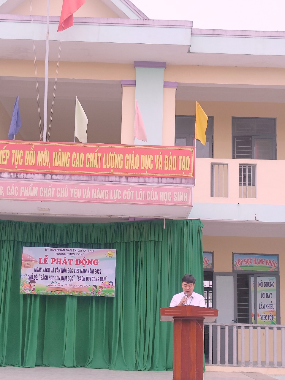 thầy trung khai mạc