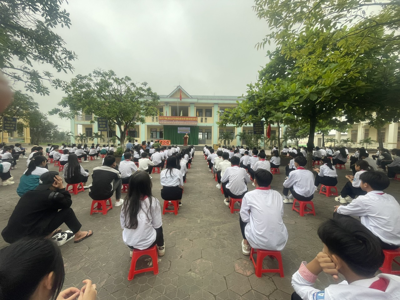 học sinh tham giá ngoại khóa