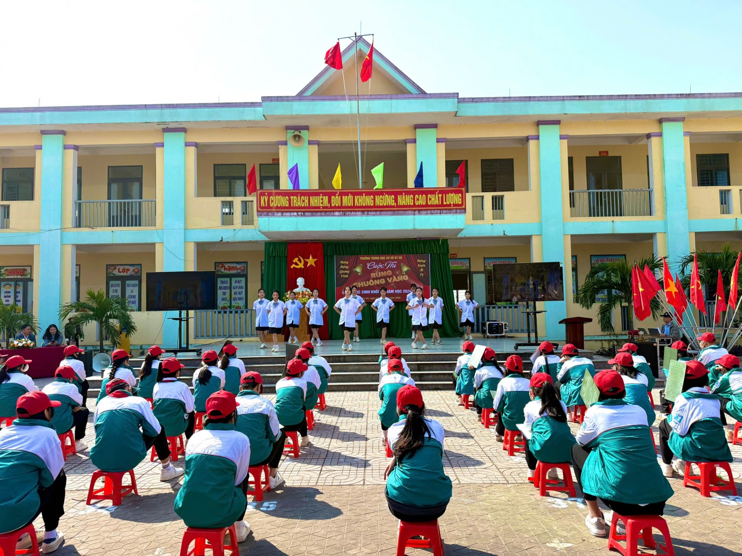 Trước khi cuộc thi chính thức bắt đầu, các em học sinh đã mang đến cho quý vị đại biểu và toàn thể học sinh những tiết mục văn nghệ đầy màu sắc, hấp dẫn và tràn ngập sự hứng khởi. Những màn trình diễn sôi động như 'A Peaceful Happy', 'Tet Holiday in My Hometown', 'What Makes You Beautiful', và 'One Way Ticket' đã tạo nên không khí rộn ràng, phấn khởi trong hội trường.