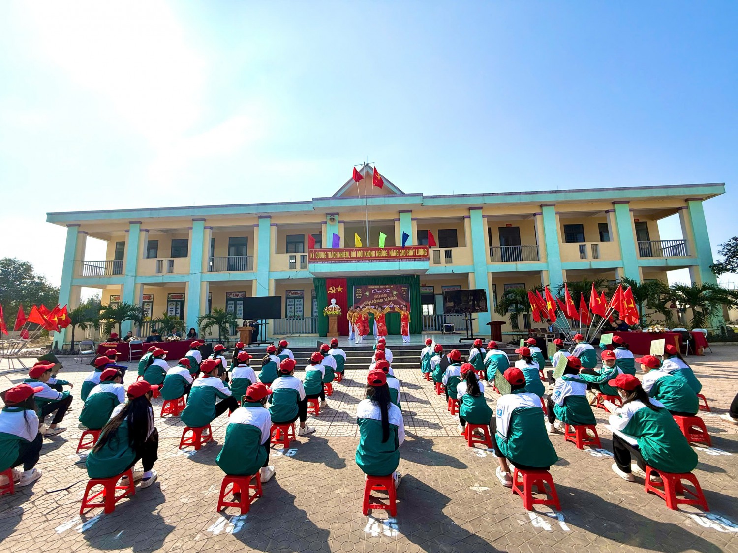 Trước khi cuộc thi chính thức bắt đầu, các em học sinh đã mang đến cho quý vị đại biểu và toàn thể học sinh những tiết mục văn nghệ đầy màu sắc, hấp dẫn và tràn ngập sự hứng khởi. Những màn trình diễn sôi động như 'A Peaceful Happy', 'Tet Holiday in My Hometown', 'What Makes You Beautiful', và 'One Way Ticket' đã tạo nên không khí rộn ràng, phấn khởi trong hội trường.