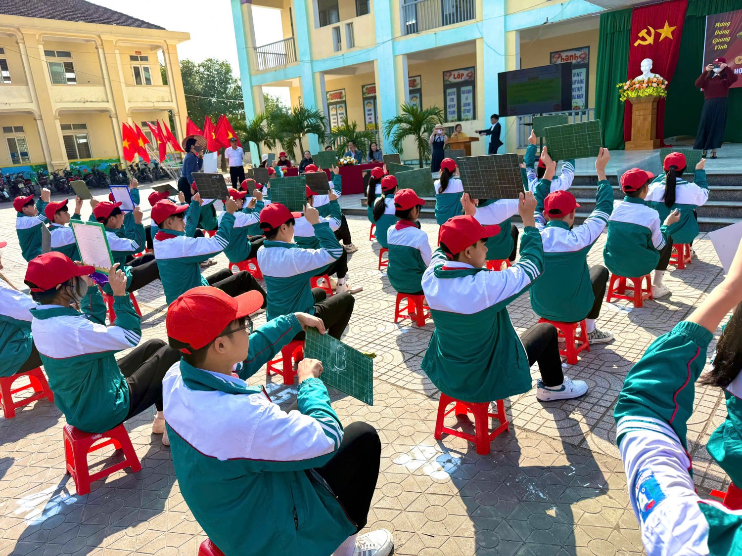 Trước khi cuộc thi chính thức bắt đầu, các em học sinh đã mang đến cho quý vị đại biểu và toàn thể học sinh những tiết mục văn nghệ đầy màu sắc, hấp dẫn và tràn ngập sự hứng khởi. Những màn trình diễn sôi động như 'A Peaceful Happy', 'Tet Holiday in My Hometown', 'What Makes You Beautiful', và 'One Way Ticket' đã tạo nên không khí rộn ràng, phấn khởi trong hội trường.