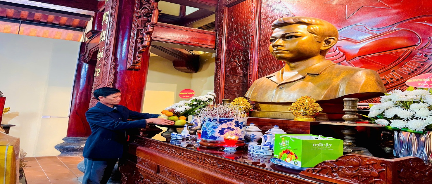 Thầy giáo Nguyễn Đình Tứ - Bí thư chi bộ, hiệu trưởng nhà trường dâng lễ tại nhà thờ anh hùng Lý Tự Trọng.