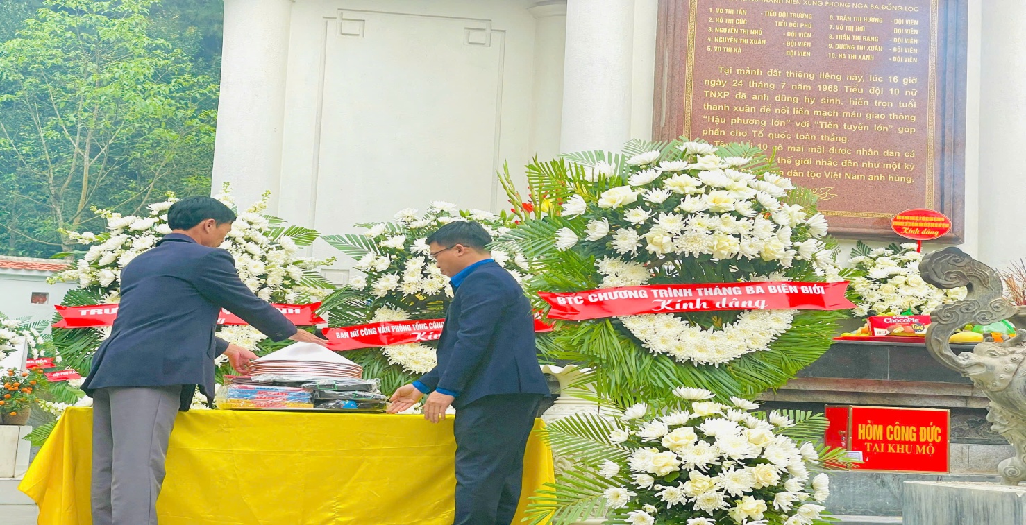 Thầy Nguyễn Đình Tứ - Bí thư chi bộ, Hiệu trưởng nhà trường và thầy Nguyễn Văn Toàn – Phó chủ tịch công đoàn nhà trường dâng hoa tại phần mộ mười cô gái.