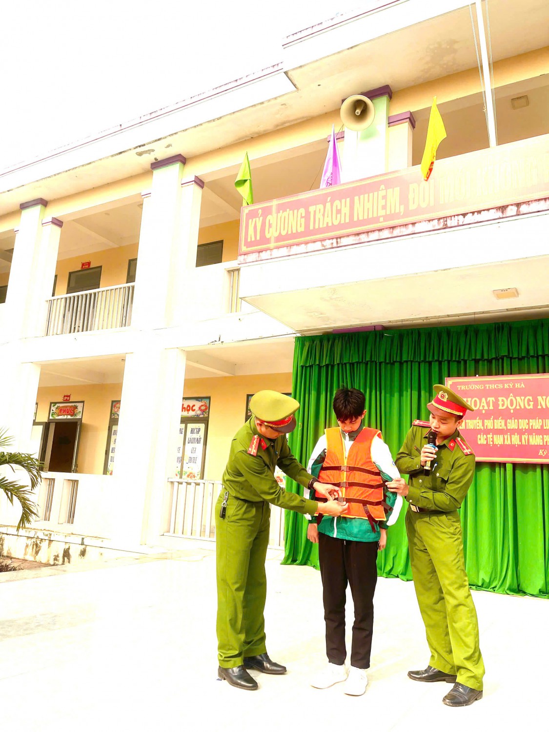 Hướng dẫn mặc áo phao đúng cách để phòng chống đuối nước