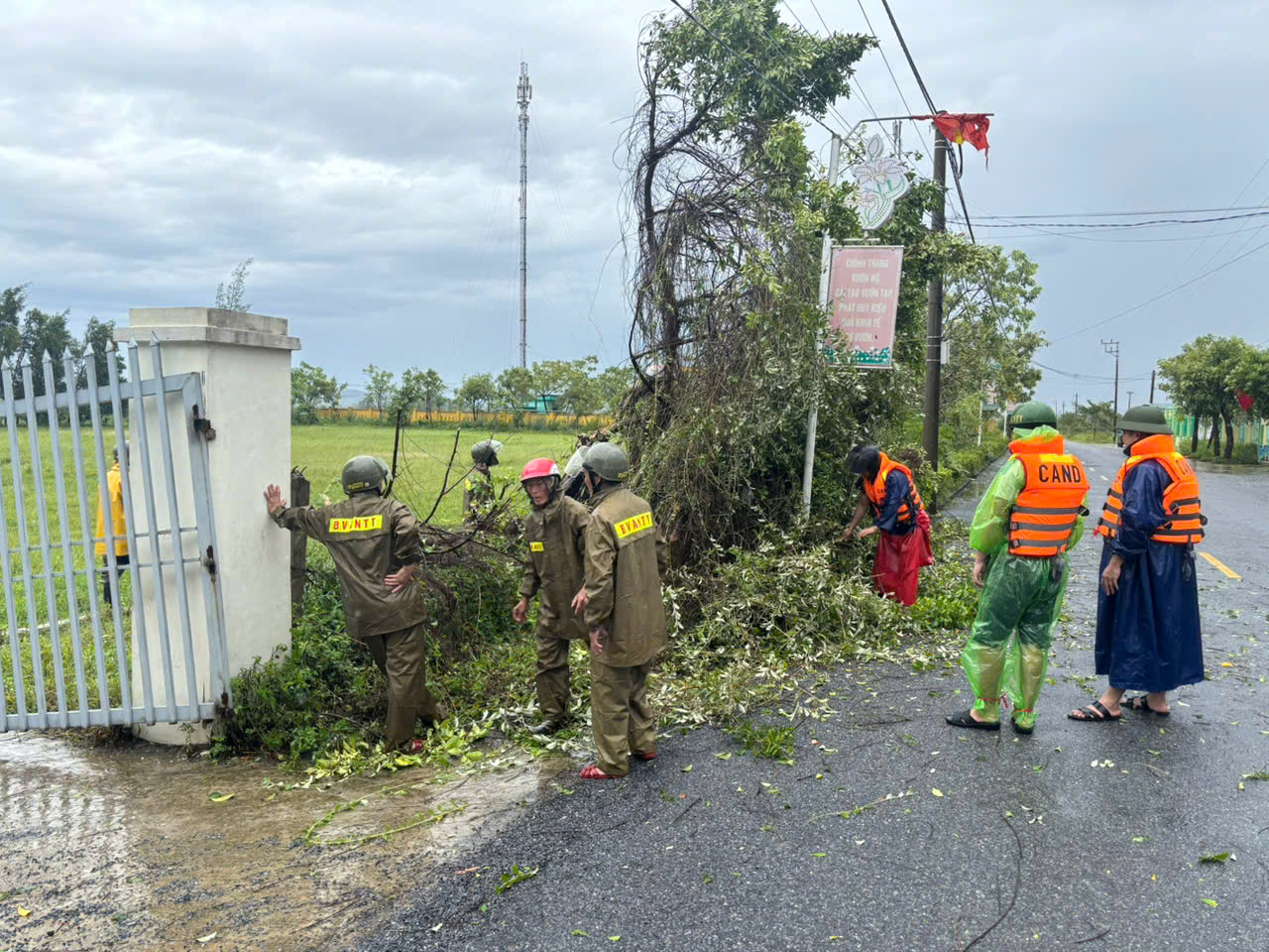 Ngay sau khi bão tan, dưới sự chỉ đạo của cấp ủy, chính quyền địa phương, lực lượng Công an phường Hải Ninh đã khẩn trương huy động toàn bộ cán bộ, chiến sĩ ra quân cùng các lực lượng chức năng tham gia công tác khắc phục hậu quả. Với tinh thần khẩn trương, trách nhiệm, các anh đã có mặt ở những nơi bị ảnh hưởng nặng nề nhất, đem lại niềm động viên, tiếp sức cho nhân dân.